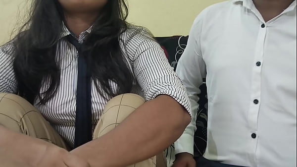 नई देसी कर्मचारी का पहला दिन, काम अधूरा छोड़ा तो बॉस ने ऑफिस के अंदर ही ज़बरदस्ती चोदकर रख दिया।