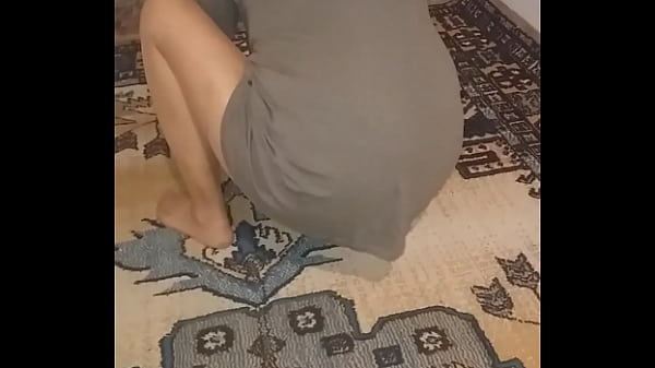 Olgun Türk Kadını Seksi Tül çoraplarıyla Halıyı Siliyor