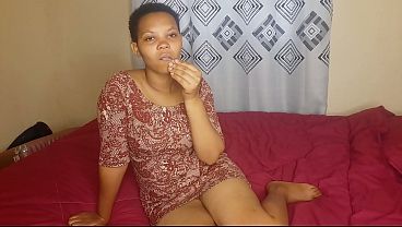 Ibu Menggoda Diri Di Kamar Tidurnya, Memamerkan Liang Basah Berwarna Cokelat Yang Menggairahkan.