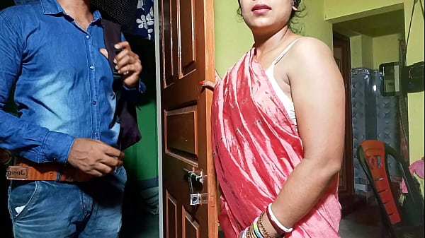 ब्रा बेचने वाले ने भाभी को लुभाकर जबरदस्त चुदाई की, हिंदी में गरमा-गरम आवाज़ के साथ