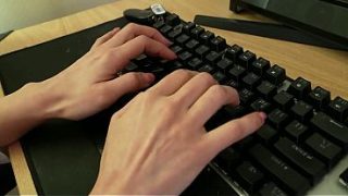 Korea – Gadis Cantik Menghabiskan Musim Dingin Dengan Kaki Telanjang Di Rumah