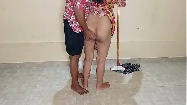 कमरा साफ करती हुई गर्म मालकिन को गांड मारकर चूत चटवाया
