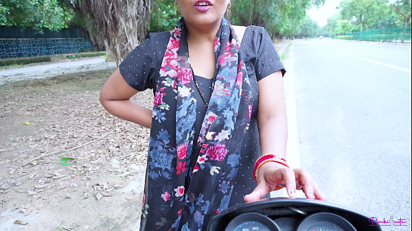 Bhabhi Nakal India Melayani Klien Di Pinggir Jalan, Digoyang Dari Belakang Dengan Suara Erotis Hindi.