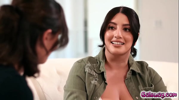 Sarah Arabic Memutuskan Untuk Membayar Hutang Pada Mantan Komandannya Casey Calvert, Sambil Mengakui Hasrat Terpendam Yang Membara Di Dalam Dirinya.