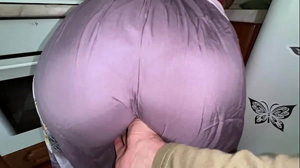 Anak Tiri Mengangkat Rok Ibu Tirinya Dan Melihat Pantat Besar Siap Untuk Seks Anal