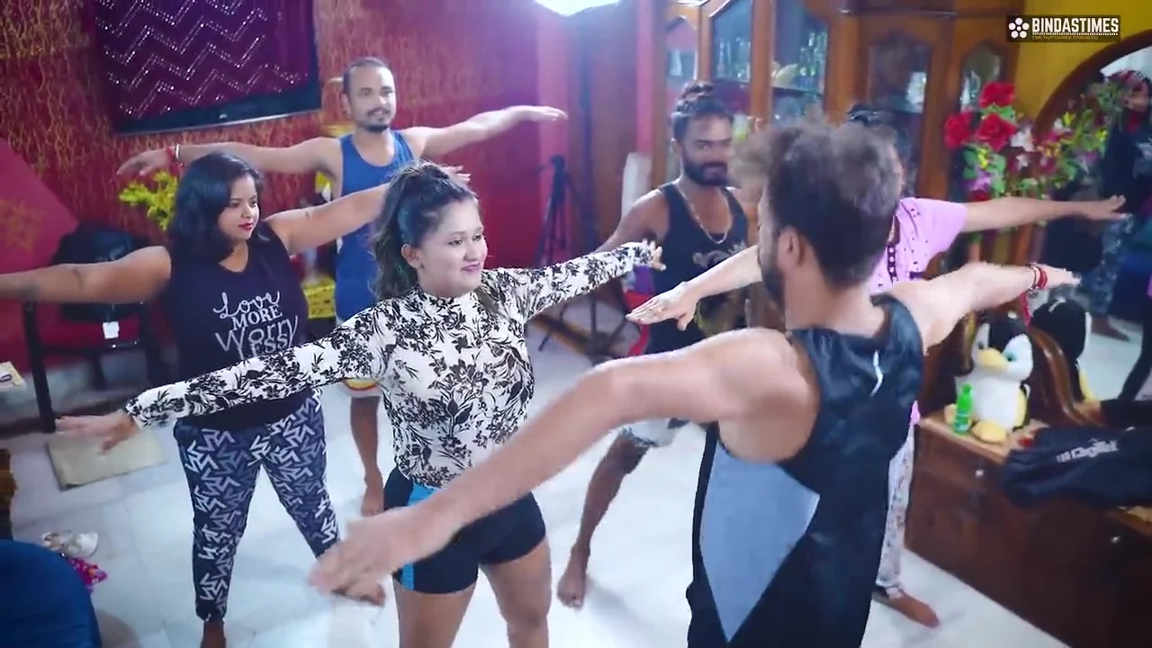 Kelas Yoga 2025: Adegan Panas Eksplisit Dalam Video Hindi