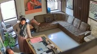Kepala Sekolah Dihisap Di Ruang Kerjanya, Video Mesumnya Viral Di India