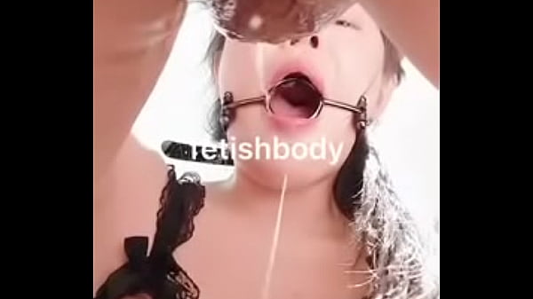 喉咙被道具填满的极致快感，口水与体液交织的淫靡盛宴