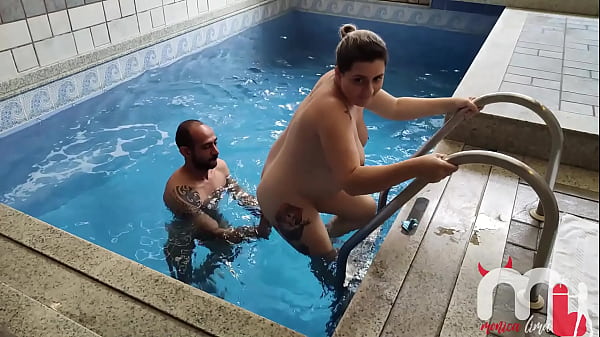Gulosa Safada Sentando No Pau Grosso Do Primo Do Marido Enquanto O Corno Assiste!