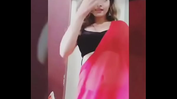 Istri Desi Cantik Dan Seksi Menari Striptis Dengan Penuh Gairah