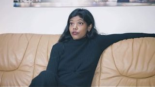 Mantan Pembawa Acara Tv Desi Devi Di Atas Sofa Casting Kami Yang Menggoda
