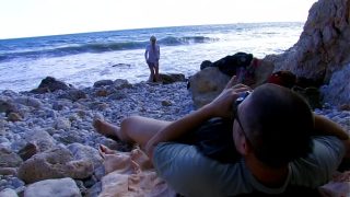 Ibu Pirang Bertato Mengoceh Kontol Di Pantai