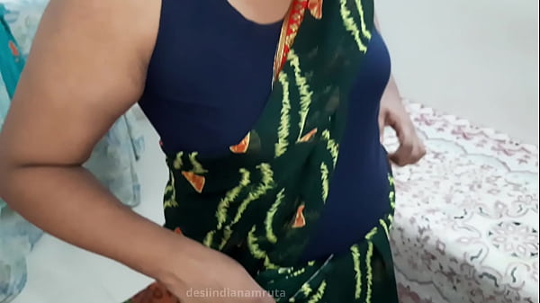 Desi Bhabhi Seksi Menggoda Dengan Saree Hijau Tua Yang Membuat Nafsu Bergolak