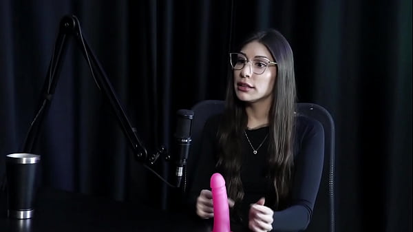 Melina Khalifa: Terkekang Di Rumah, Berahi Di Ranjang, Lihat Aksi Ganasnya Di Sheer/red