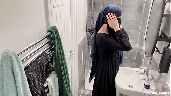 Astaga! Tak Kusangka Gadis Arab Berhijab Bisa Sebegitu Liar. Kutangkap Seorang Muslimah Bertudung Tengah Memuaskan Diri Di Pancuran.