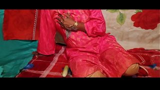 Pasangan India Bercinta Keras, Gaun Pink Terangkat Untuk Anal Seksi