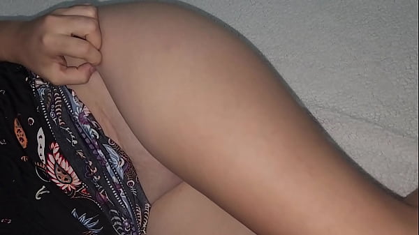 Adik Tiriku Yang Seksi Pamer Pantatnya Saat Kami Nonton Tv