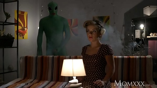 Ibu Rumah Tangga Kesepian Digerayangi Alien Sampai Puas Di Malam Halloween
