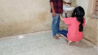 भाभी ने जवान प्लंबर से चुदवाकर अपनी गीली चूत की तड़प शांत की
