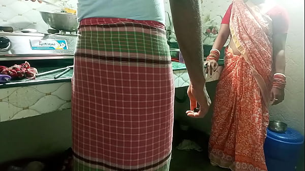 मालकिन ने किचन में ही रसोइए को दबोचकर उसकी गर्म चुदाई की!