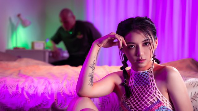 Gadis Asia Menggoda Dengan Teriakan Sensual
