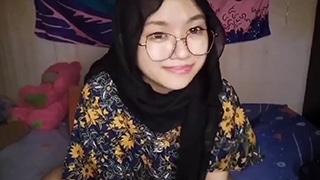 Gadis Berhijab Berkacamata Yang Menggoda Saat Belajar Masturbasi