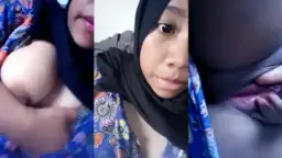 Gadis Berjilbab Cantik Pamer Memek Montok