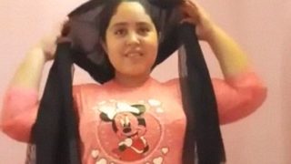 Gadis Pakistan Montok Membuka Kancing Bajunya Dengan Genit