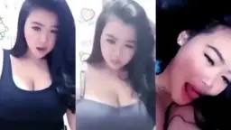 Gaun Tanktop Hitam Yang Menggoda Dan Menonjolkan Lekuk Tubuh