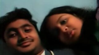Kakak Nakal Menggoda Adiknya Di Belakang Orang Tua
