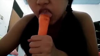 Mahasiswi Ngentot Dengan Wortel Di Kamar Kos