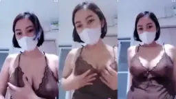 Sabrina Menggoda Dengan Gaun Tipis Yang Memamerkan Lekuk Tubuhnya