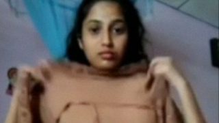 Teman Sekamar Desi Hampir Ketahuan Lagi Asyik Foto Telanjang Untuk Konten Porno