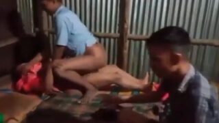 Tiga Pemuda Desa Ngentot Bersama Pelacur Murahan Dalam Video Mesum