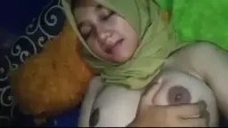 Ukhty Berjilbab Cantik Menggairahkan Meremas Payudara