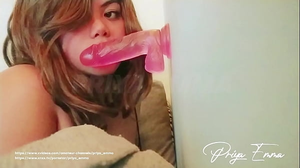 Gadis India-arab Priya Emma Mengisap Dildo Dengan Liar Dalam Closeup Yang Menggoda