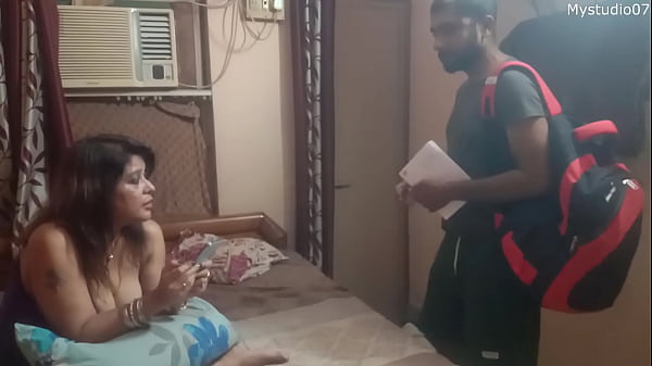 Teman-teman Ku Memuaskan Ibu Tiriku, Aku Rekam Semua Suara Erotis Mereka Dalam Bahasa Hindi Yang Jelas