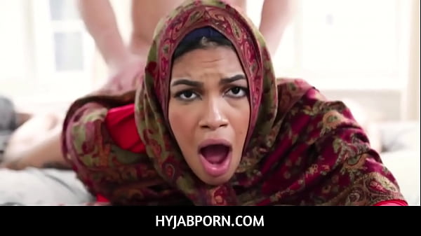 Maya Farrell, Saudara Tiri Arab Bergoyang Pantat Besar Berhijab, Dipaksa Menikah