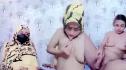 Pamer Telanjang Menggoda Di Balik Jilbab Kuning