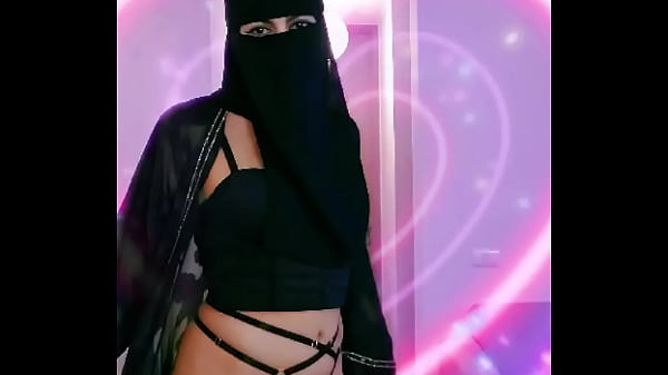 Gadis Arab Berbalut Niqab, Tubuh Seksi Menggoda Di Balik Kain
