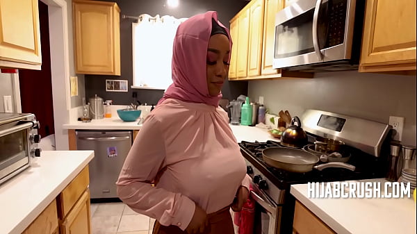 Goyangannya Bikin Hijab Basah, Lily Starfire Si Hitam Montok Bikin Mampus