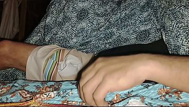 Mama Tiri Gue Malem Ini Bikin Enak Banget, Gue Masukin Dua Jari Ke Memeknya Sampe Keluar Air.