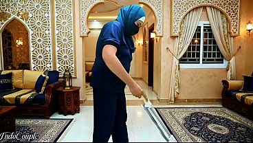 Pembantu Rumah Berjilbab Dipaksa Hisap Kontol Majikan Dan Telan Maninya