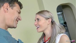 Remaja Blonde Cheerleader Montok Ngobrol Mesra Dengan Ayah Tiri Sebelum Dihujani Sperma Di Wajah