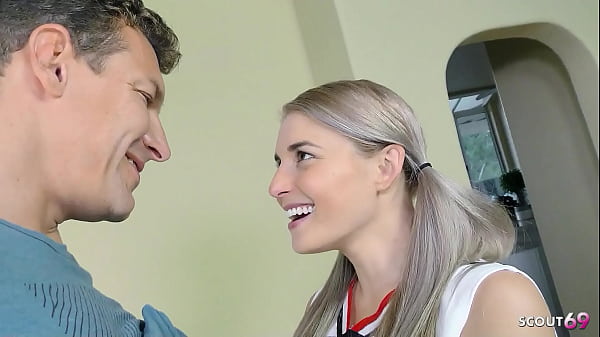Remaja Blonde Cheerleader Montok Ngobrol Mesra Dengan Ayah Tiri Sebelum Dihujani Sperma Di Wajah