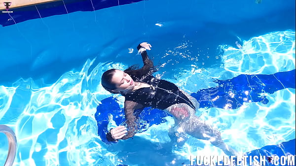 Jessica Bunny Berenang Telanjang Di Kolam Renang, Bikin Airnya Makin Panas.