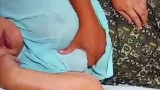 Anak Tiri Meraba-raba Ibu Tiri Yang Pura-pura Tidur, Sambil Menikmati Setiap Sentuhan Nakal.