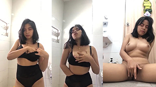 Mahasiswi Cantik Toket Bulenya Montok, Jari Mungilnya Sibuk Mainin Memek Basah.