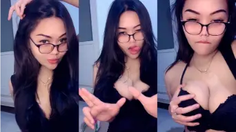 Nayasa Berkacamata Live Panas, Video Penuh Aksi Menggoda