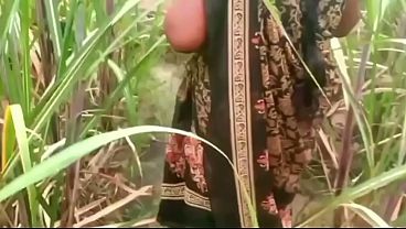Ibu Tiri Dan Anak Tiri Ngentot Di Kebun Desa, Basah Kuyup Kena Tanah.